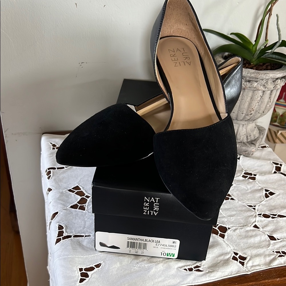 Naturalizer Black Flats Elegant Slip-On Design